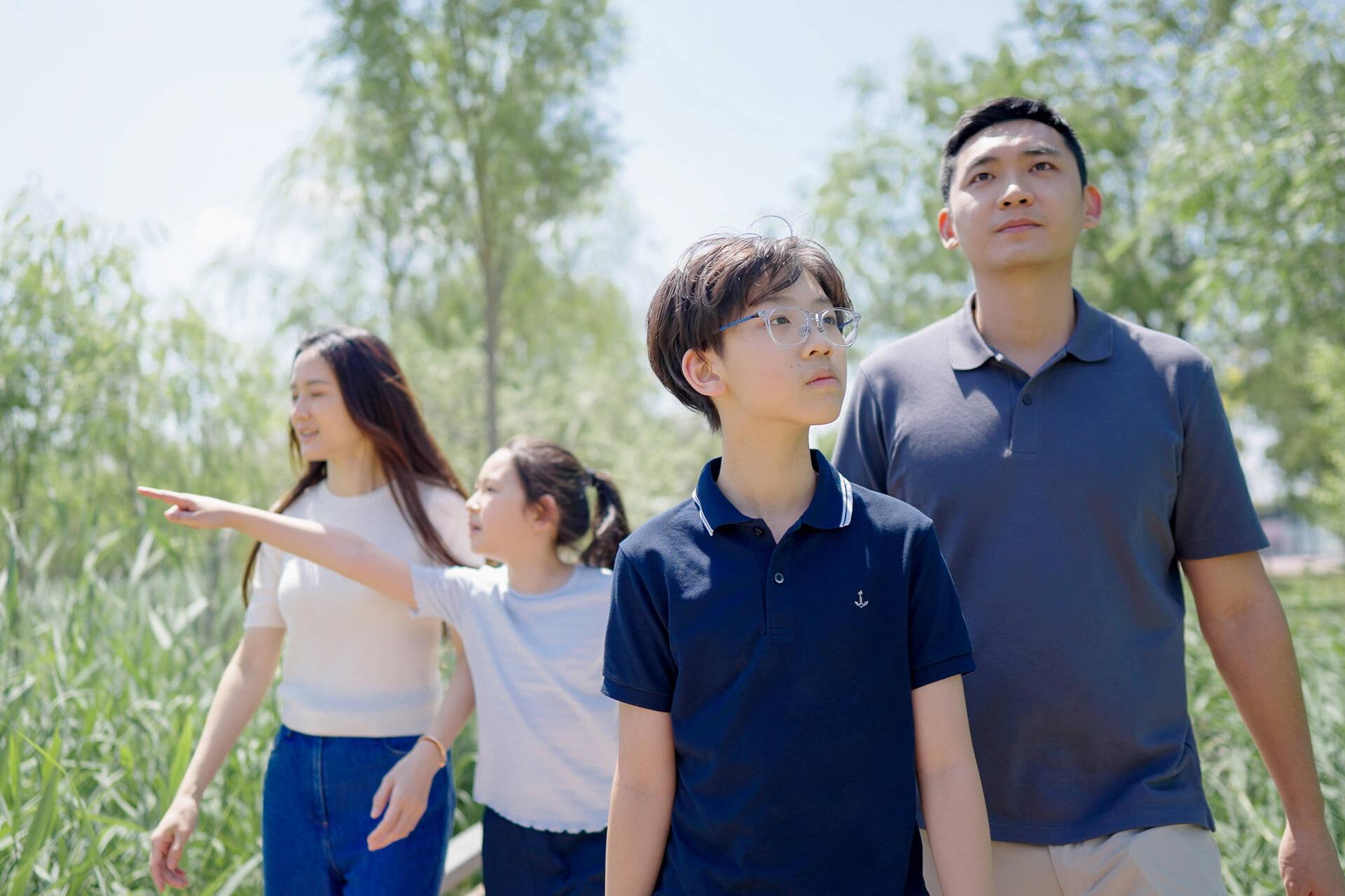 李丹丹、爱丹、丽思和钟佩君在阳光下散步