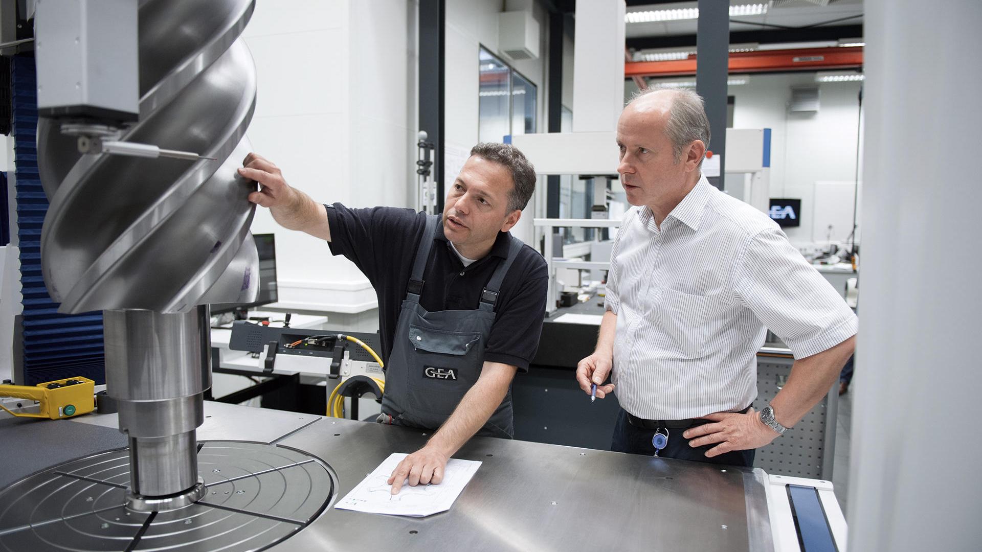 Carsten Göbel和Harald Wilke在GEA Refrigeration Germany测量实验室讨论在蔡司MMZ上测量转子