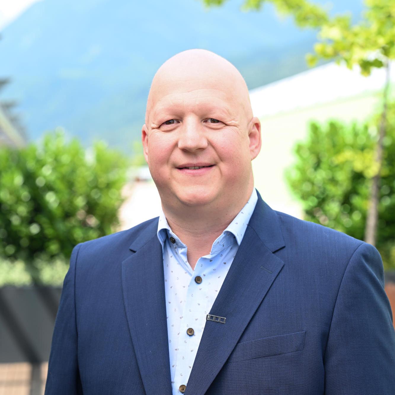 Martin Mühlbacher，运营副总裁和工厂经理。