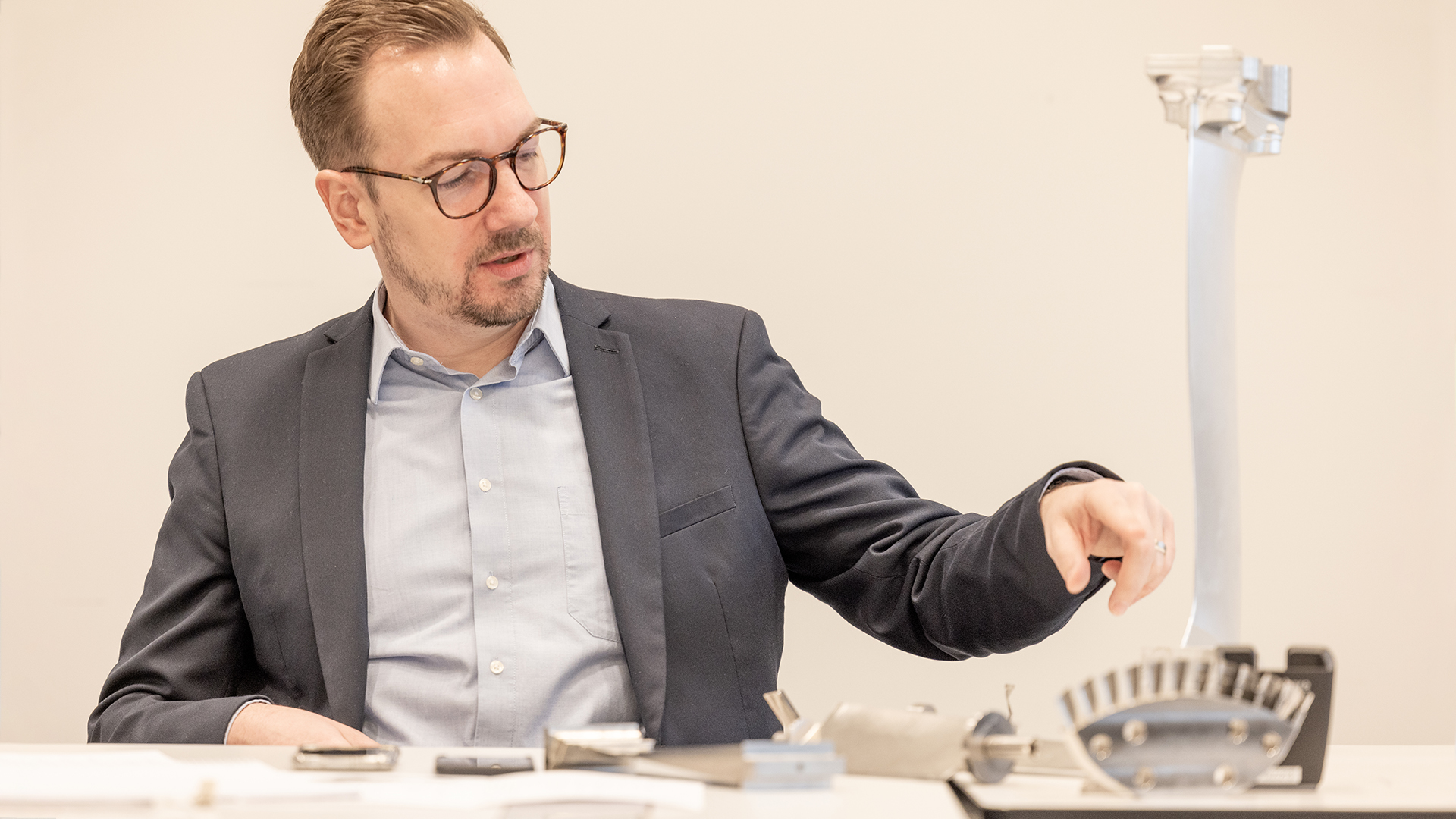 Roland Ziltener讨论发动机叶片、叶盘和机匣的加工。 