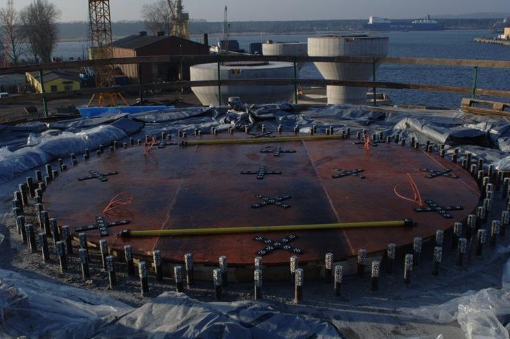 安装螺栓在混凝土地基中的位置和测量准备工作。