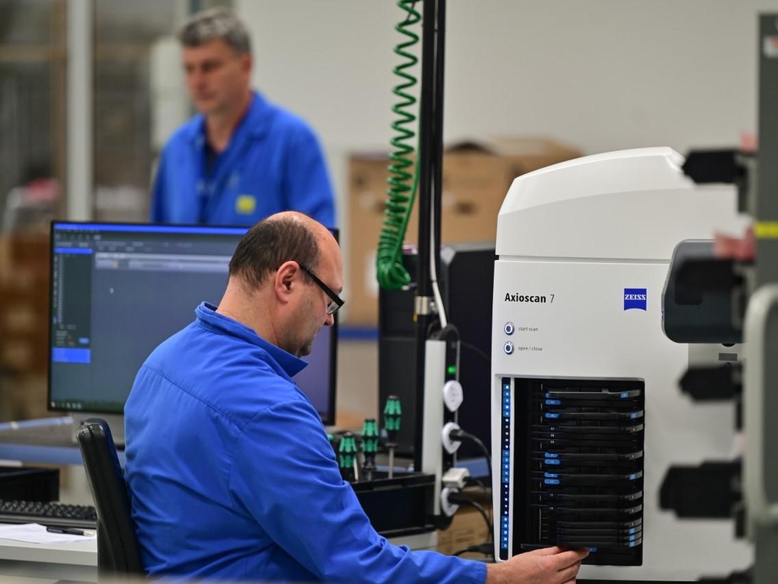 将可容纳100个样品的样品盒装入蔡司Axioscan，即可开始应用测试。