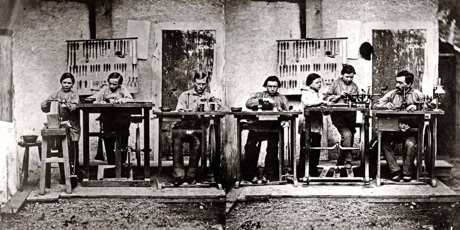 1864年，工头August Löber与机械师及学徒们的合影。