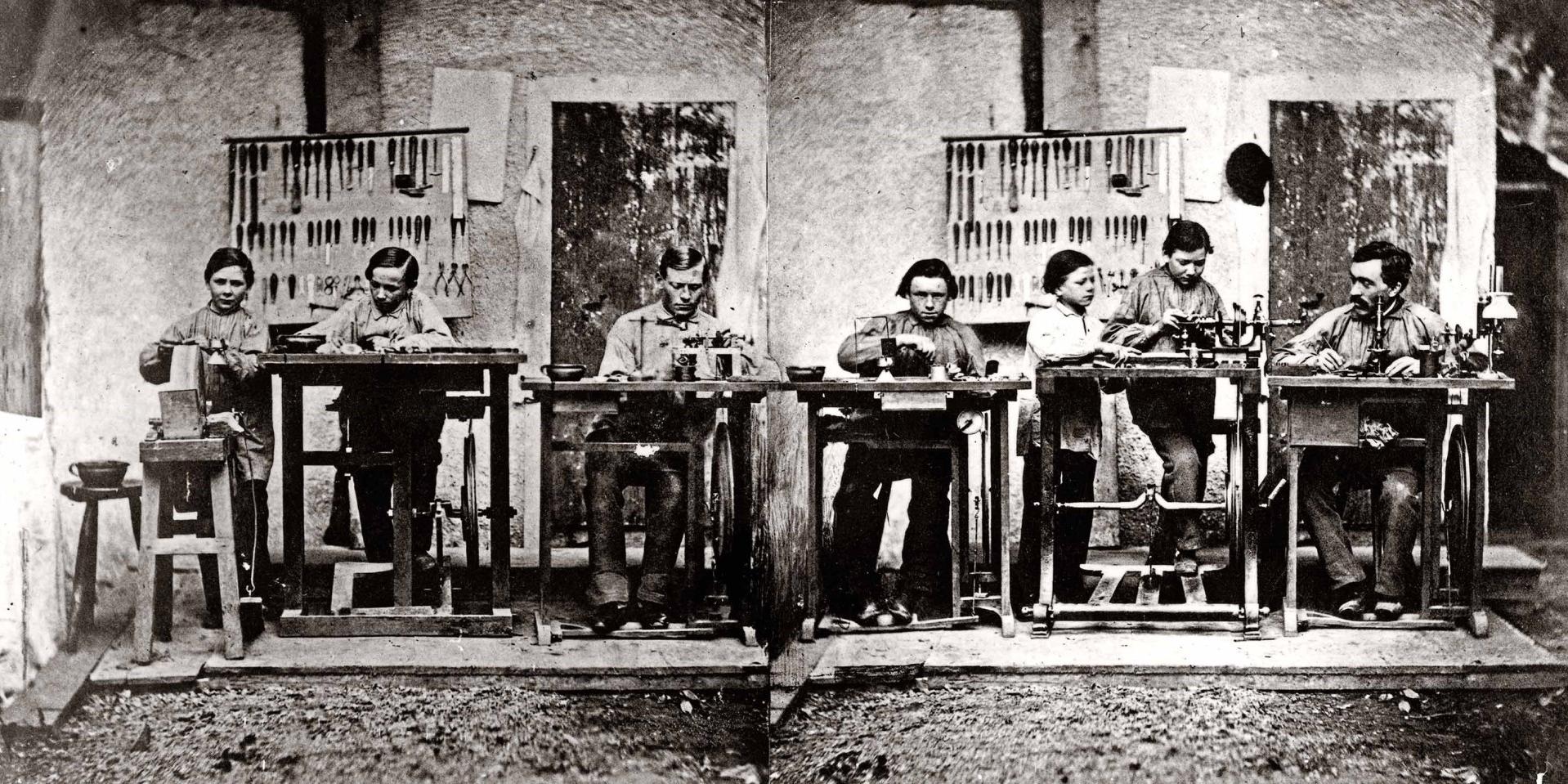 1864年，工头August Löber与机械师及学徒们的合影。