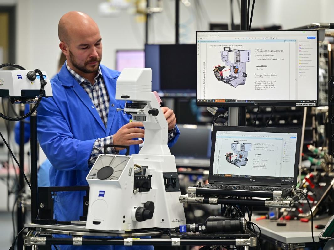 蔡司Axio Observer在生产线上经过多个步骤装配完成。