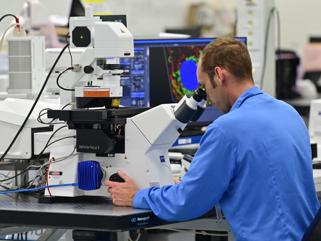 在校准高分辨率显微镜系统时，纳米级精度至关重要。