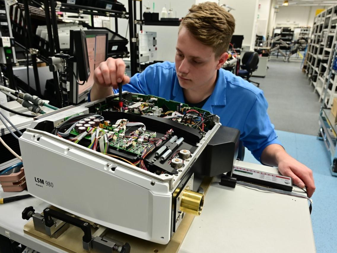 一名员工正在调整蔡司LSM 980扫描头的光学元件。