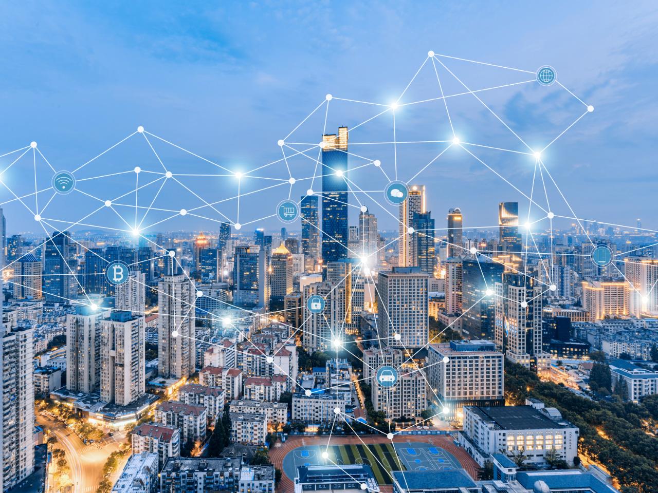 夜幕下的城市天际线，叠加数字网格，象征着数字化与城市化