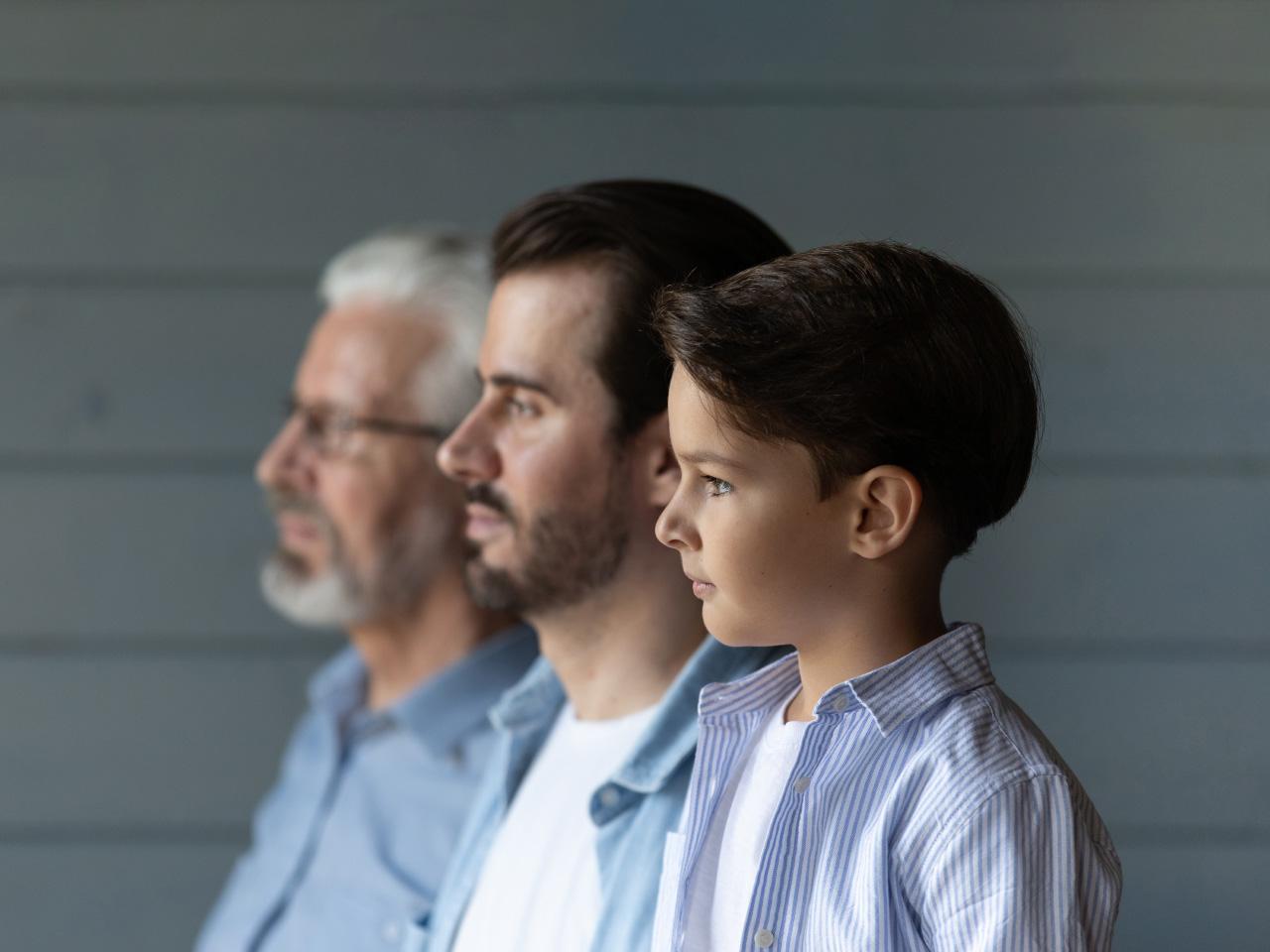 三代人的侧面肖像：祖父、父亲和儿子。