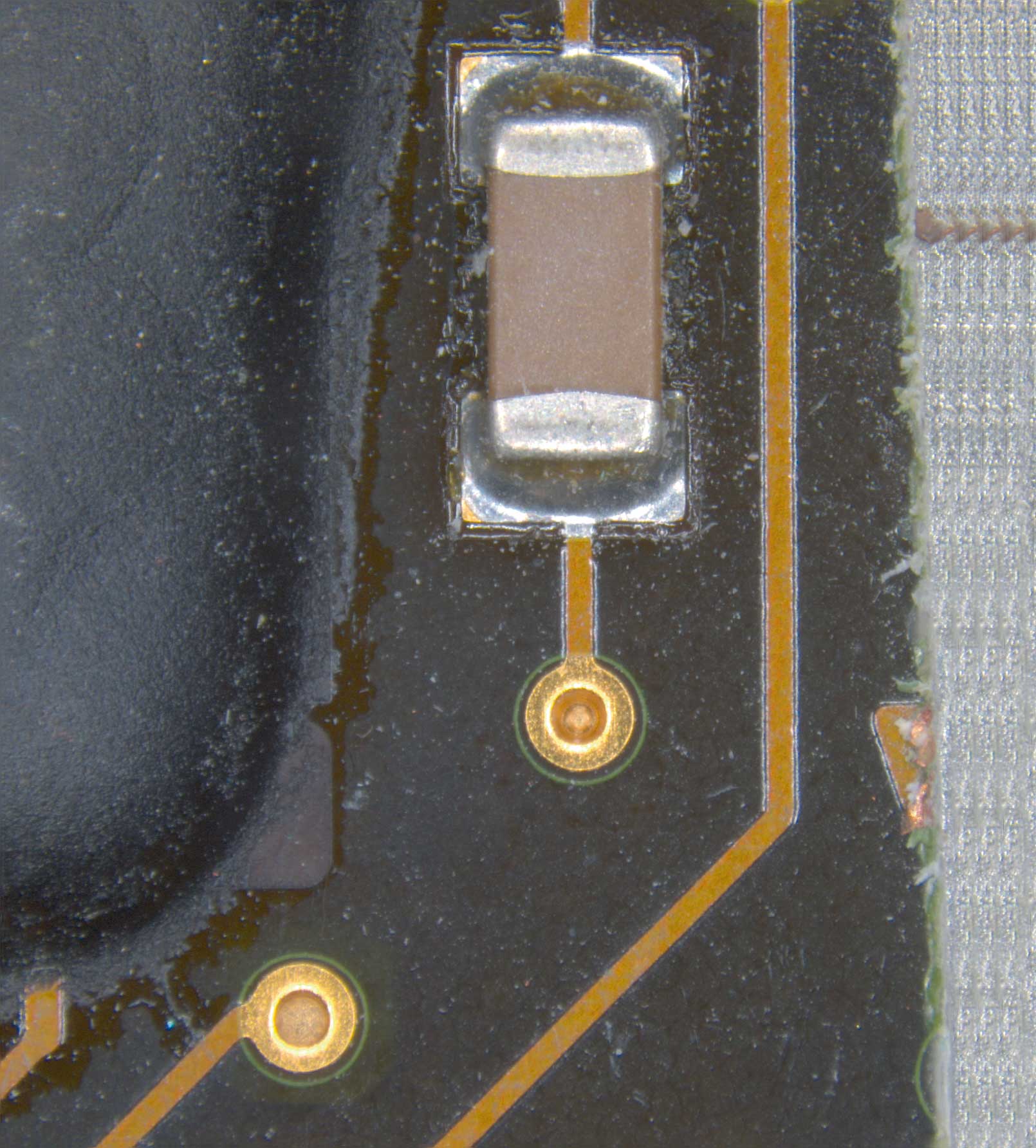 PCB元件，反射光暗场，放大倍率：7.5x 
