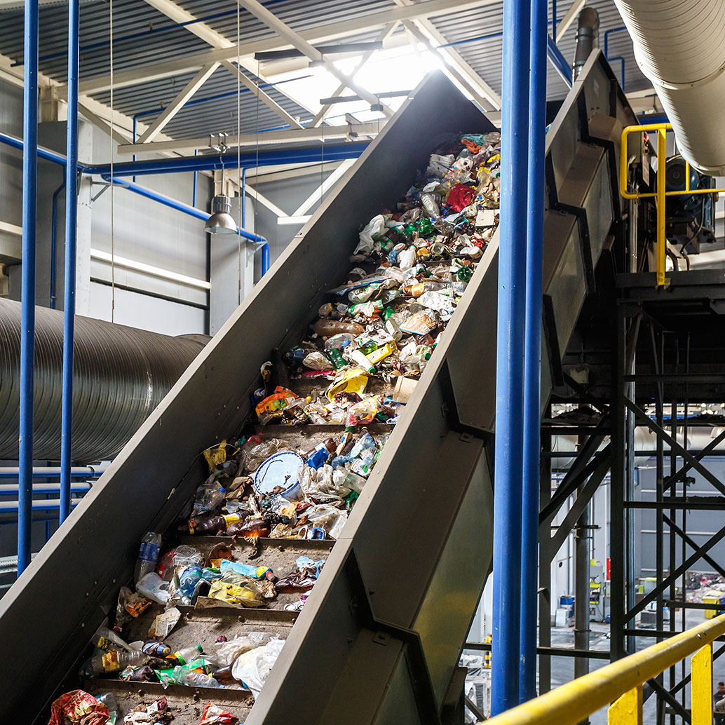 现代化垃圾自动回收处理厂中的移动输送机。分离和分拣垃圾收集。回收并储存垃圾以准备进一步处理。