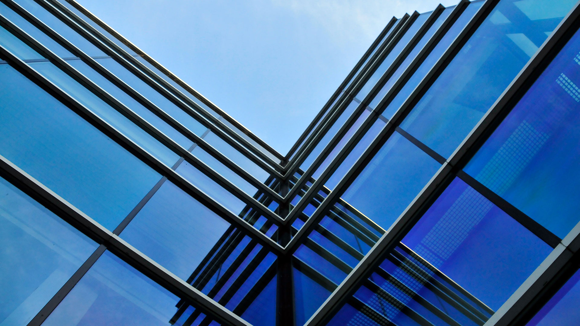 采用蓝色电致变色玻璃的玻璃幕墙摩天大楼