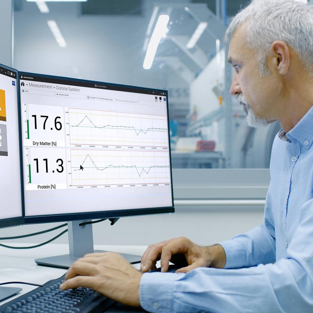 工程师坐在其办公室生产环境中的电脑前，屏幕上显示的是InProcess软件的界面 