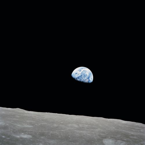 举世闻名的地球在太空中升起的照片，在阿波罗 8 号任务中使用蔡司 Sonnar 250 mm 长焦镜头拍摄。 