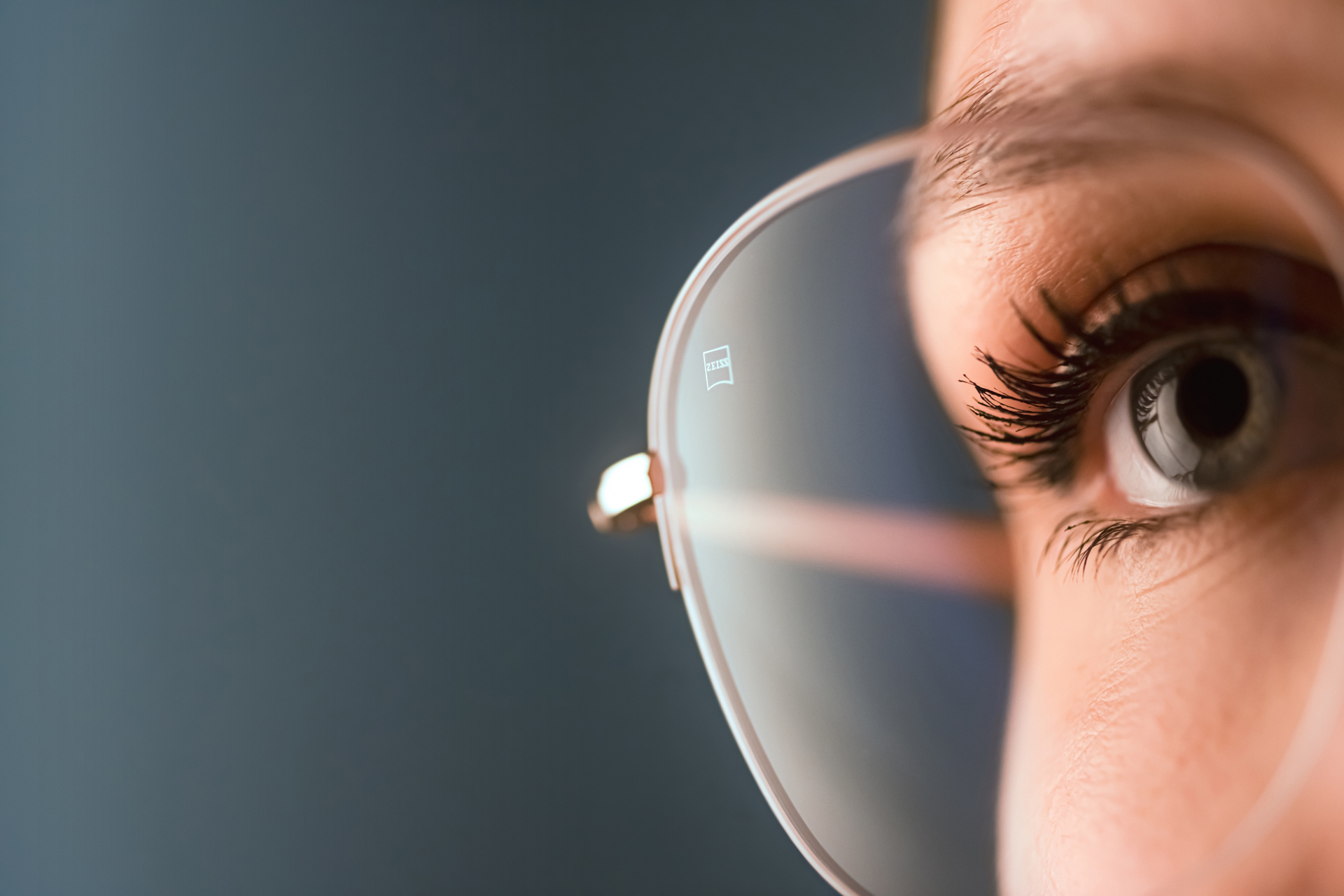 蔡司品牌镜片的隐形激光镌刻确保您获得最佳的视觉舒适度。