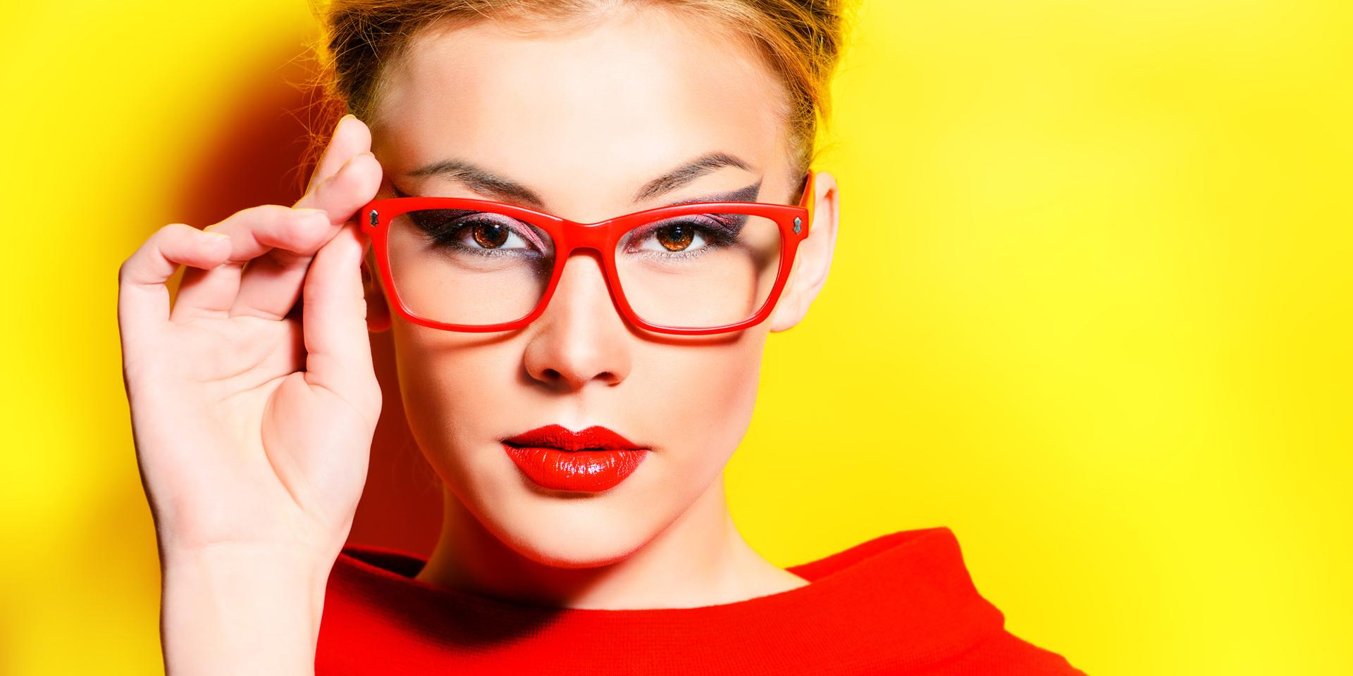 配戴框架眼镜和角膜接触镜女性的化妆小技巧