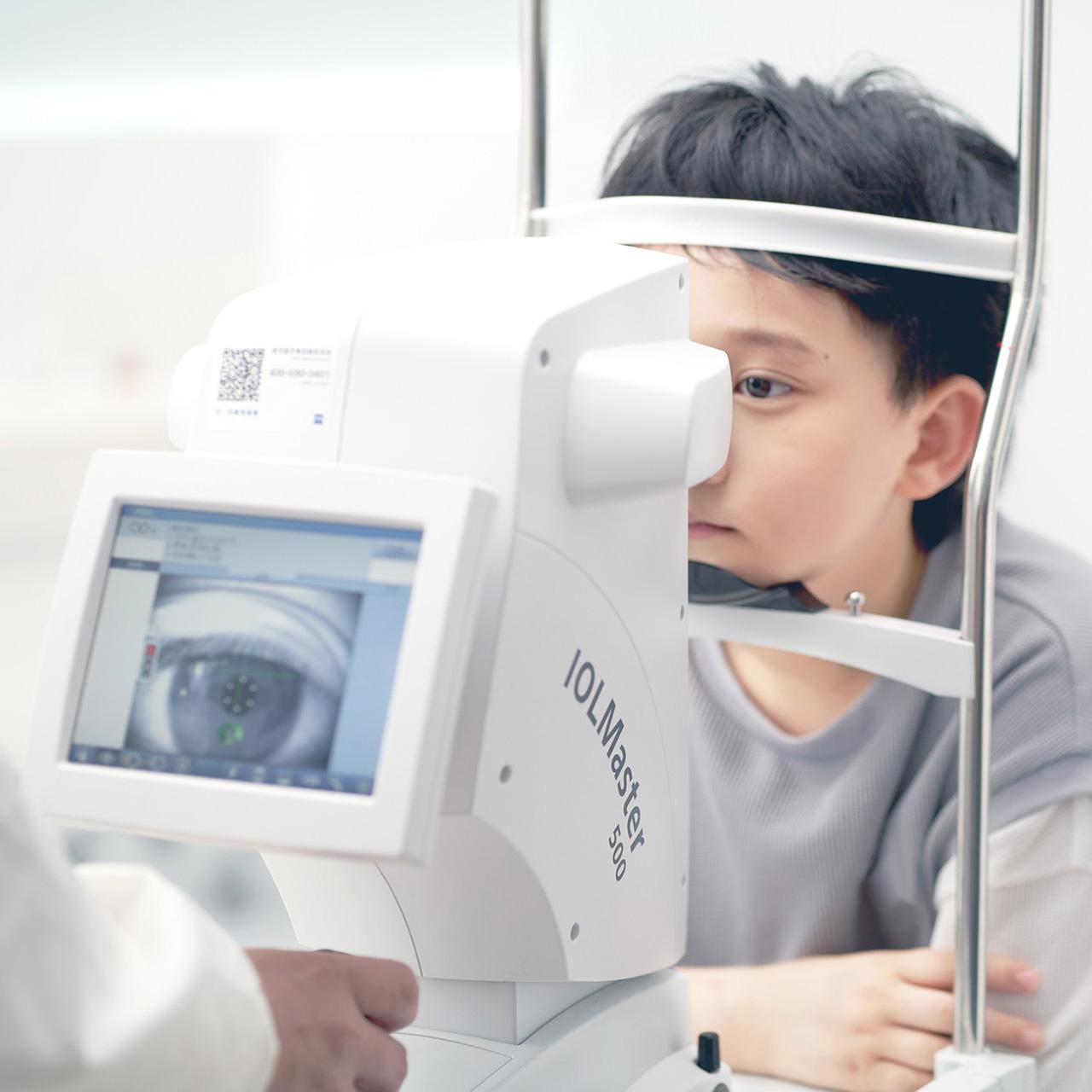使用蔡司 IOLMaster 500 对男孩进行眼部检查
