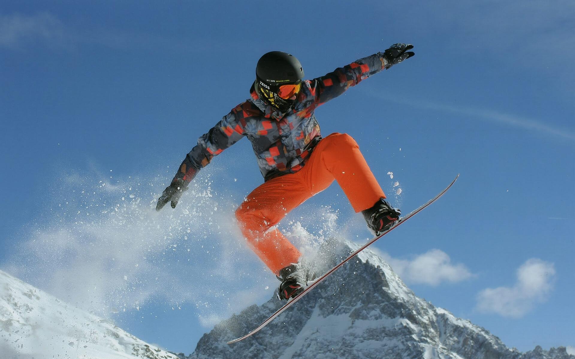  滑雪和水上运动的方便选择：带度数的运动眼镜或日抛型隐形眼镜。