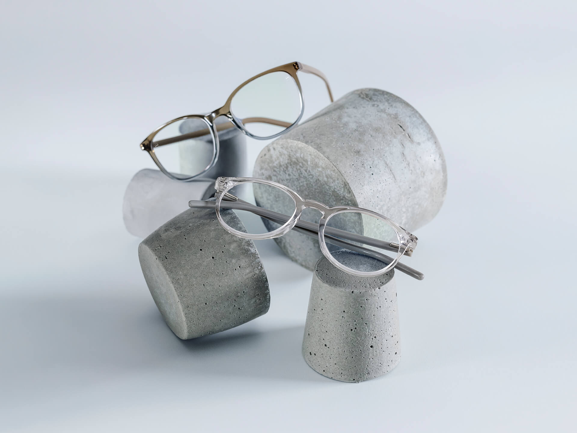 采用了钻立方绿晶膜的蔡司镜片眼镜被放置在不同大小的石质底座上。