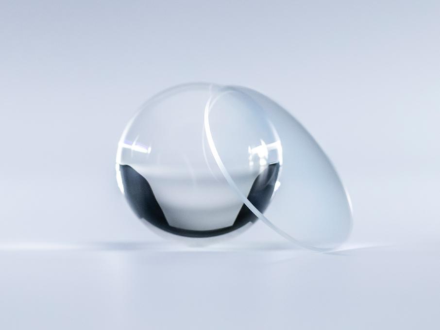 采用了蔡司铂金膜的镜片晶莹剔透，与一旁的水晶球相比毫无反光。