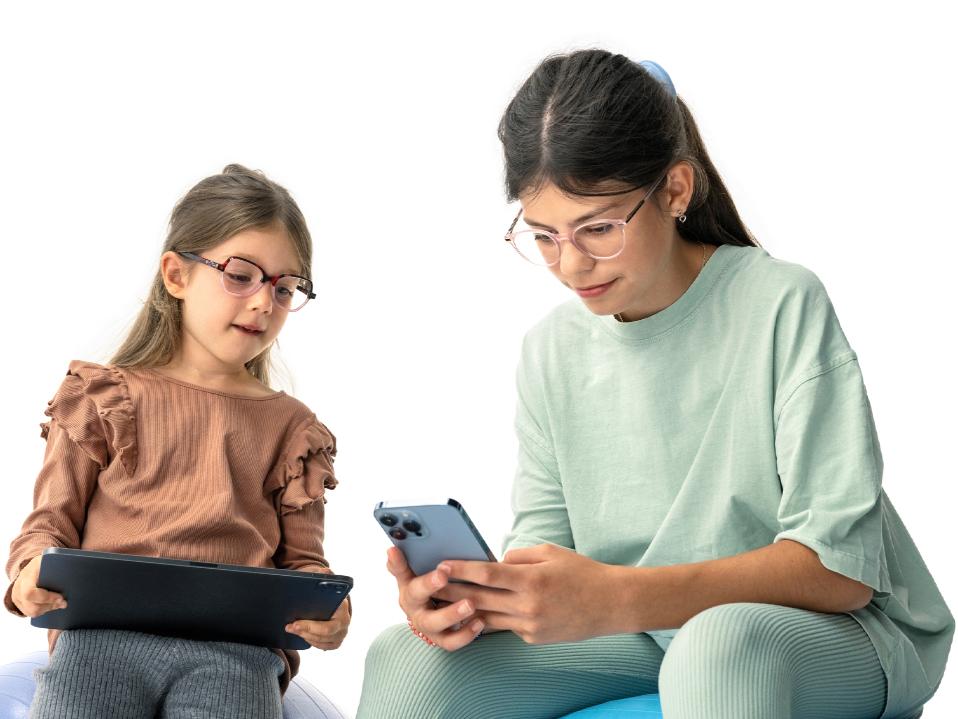 两个女孩在看数码设备时，距离间隔为建议的20厘米以上。