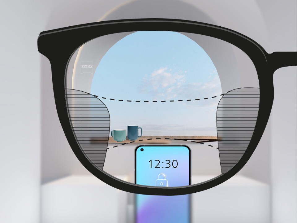 佩戴智锐渐进镜片的视角示意图，分别显示了 3 个宽广视域中近距离（只能手机）、中间距离（咖啡杯）和远距离（钥匙）的矫正视力。