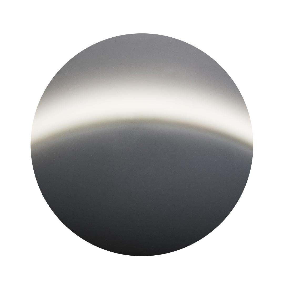 蔡司钻立方炫彩镀膜钻石色，银灰色调。