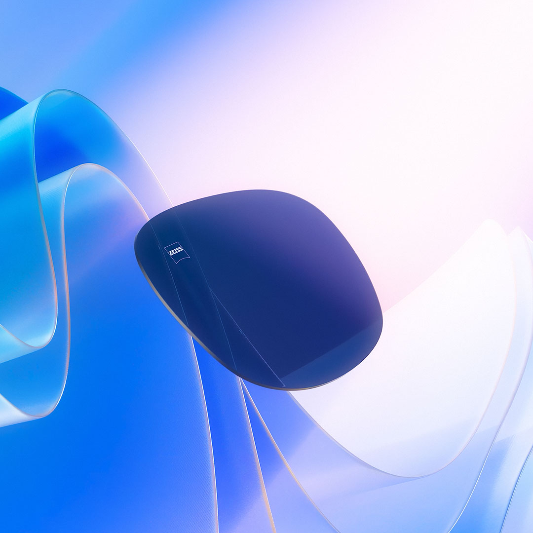 CGI展示：一片蔡司染色镜片悬浮着迎向阳光，生动展示其出色的紫外线阻隔性能。