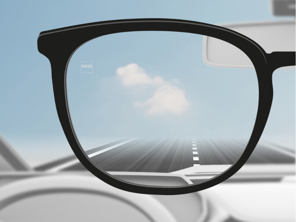 驾驶者使用蔡司驾驶型单光镜片的视角图像，镜片呈现完全清晰的效果。 