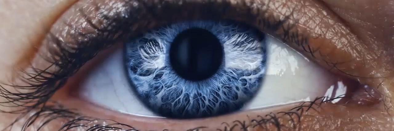 不同眼睛特写镜头串联，每只眼睛在转场前都会眨一下眼。