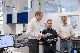 来自dormakaba的Norbert Krengel和Jörg Waltherr与蔡司位于科隆的测量中心的负责人Philipp Willier正在讨论闭门器外壳的测试报告。