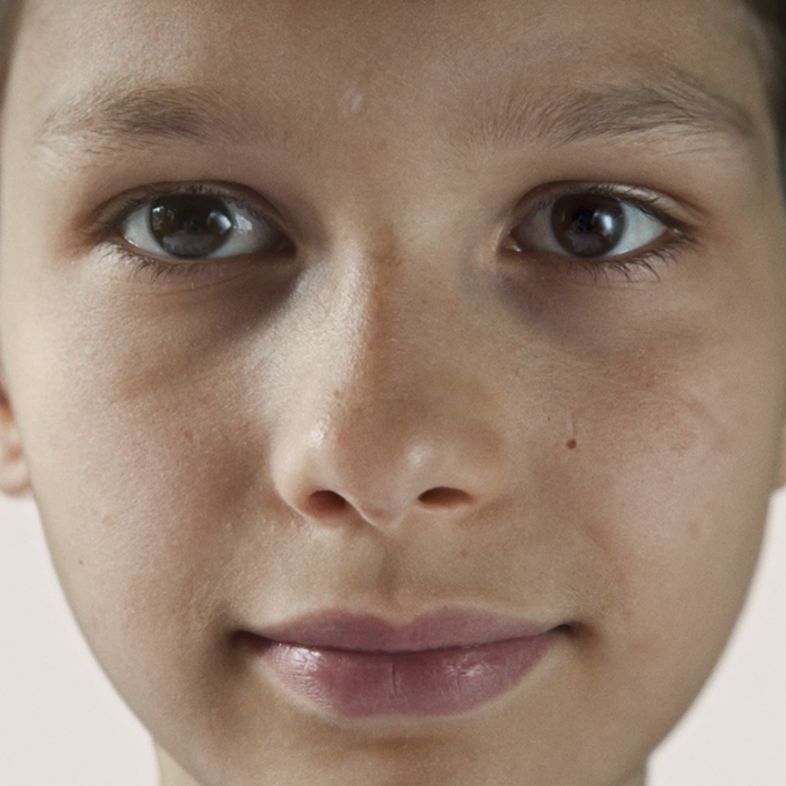 脸型经历了儿童到少年，再到成人的变化。