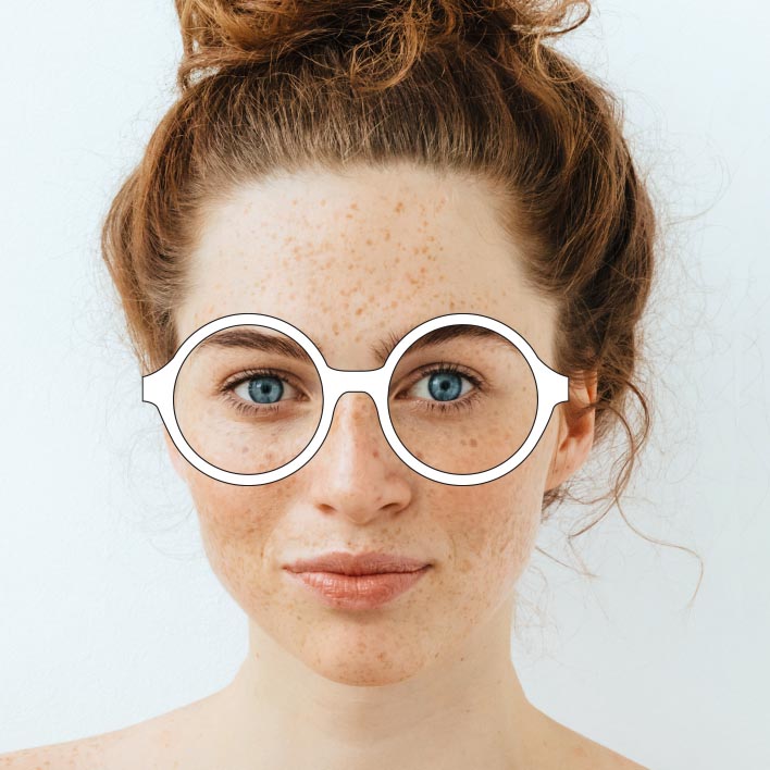 一位女士配戴带有镜片尺寸的绘图眼镜，试戴圆形镜架、猫眼镜架和房型镜架，期间镜片尺寸也随着改变。